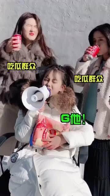 吃瓜群众看楼下热闹视频,吃瓜群众的视角