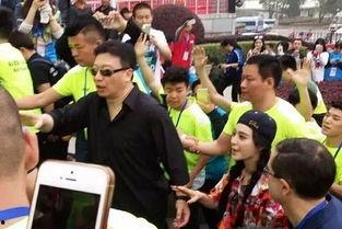 看客与吃瓜群众的区别,揭秘网络围观者的心理差异