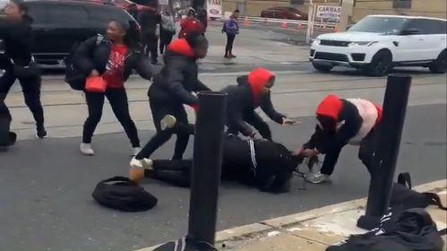 两只羊当街互怼吃瓜群众