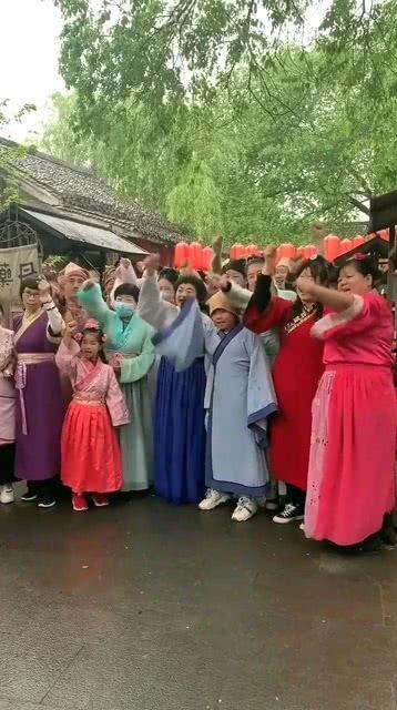 群众吃瓜表演视频怎么拍,群众吃瓜表演视频拍摄攻略