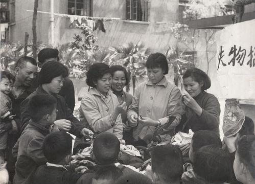 《穿成七十年代吃瓜群众》,七十年代吃瓜群众的日常生活